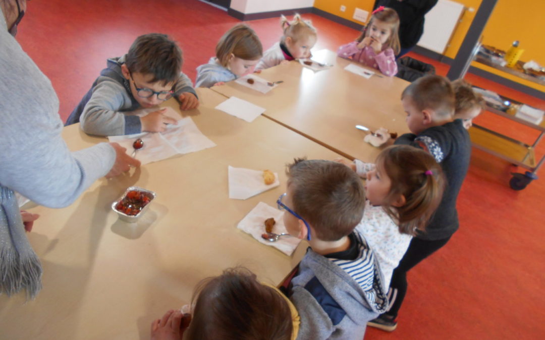 Dégustation à la bibliothèque pour les maternelles