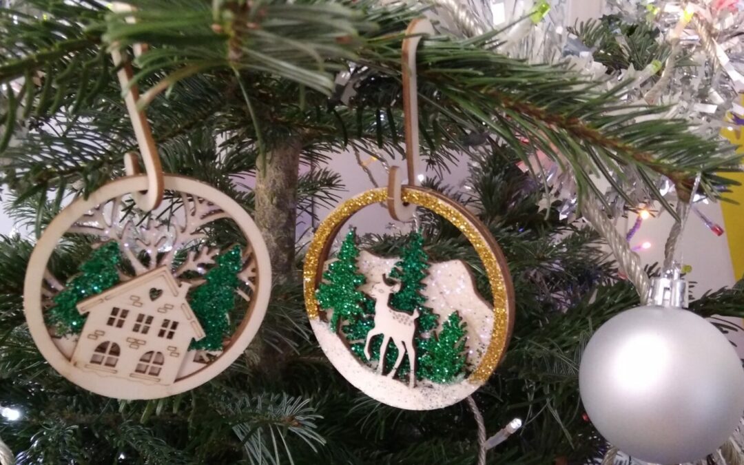 Des décorations hautes en paillettes et une carte pour Noël en CM